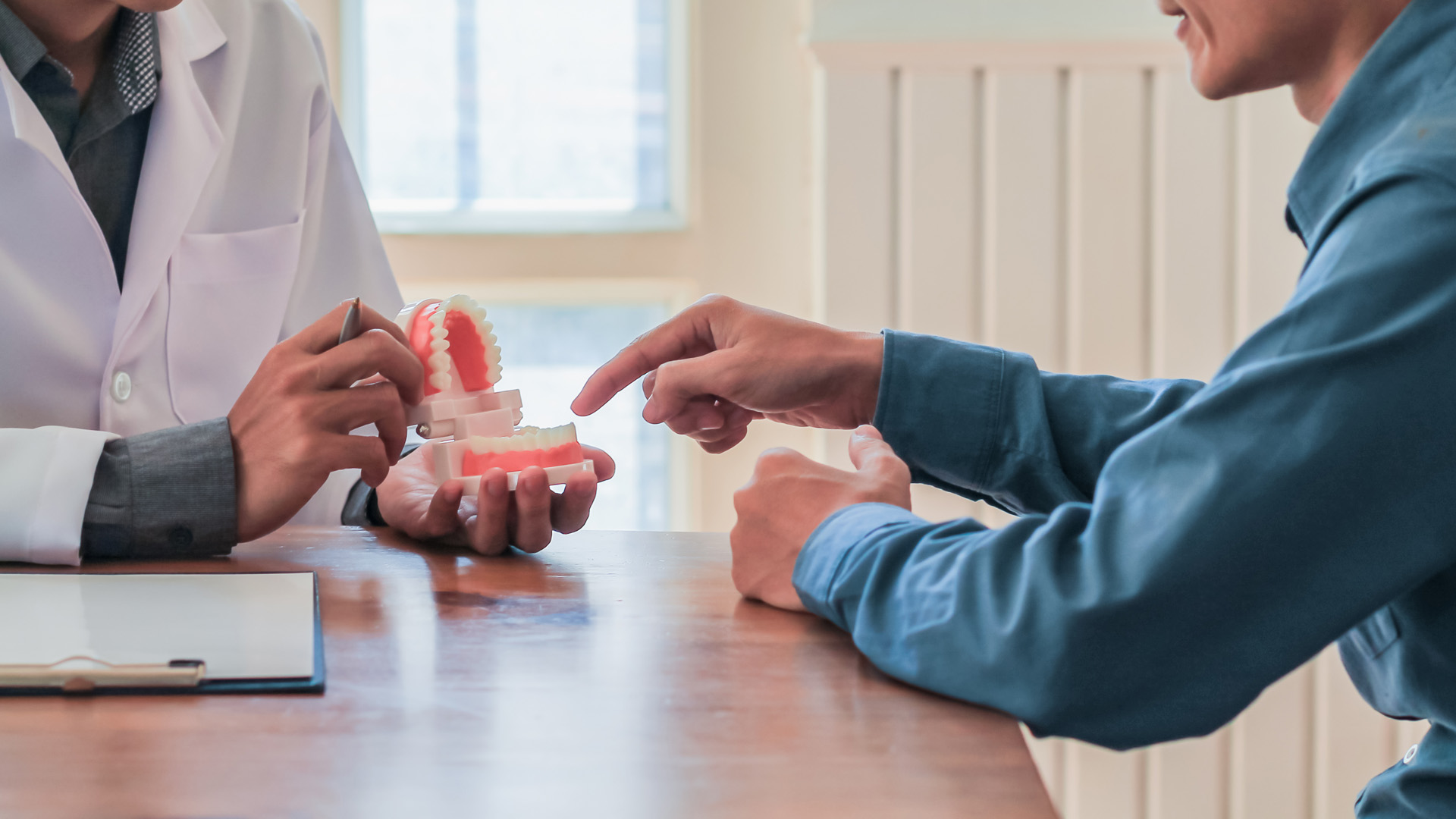 What are Some Early Warning Signs of Periodontal Disease?
